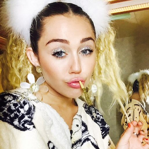 Miley Cyrus röker en joint. Miley Cyrus röker en joint.